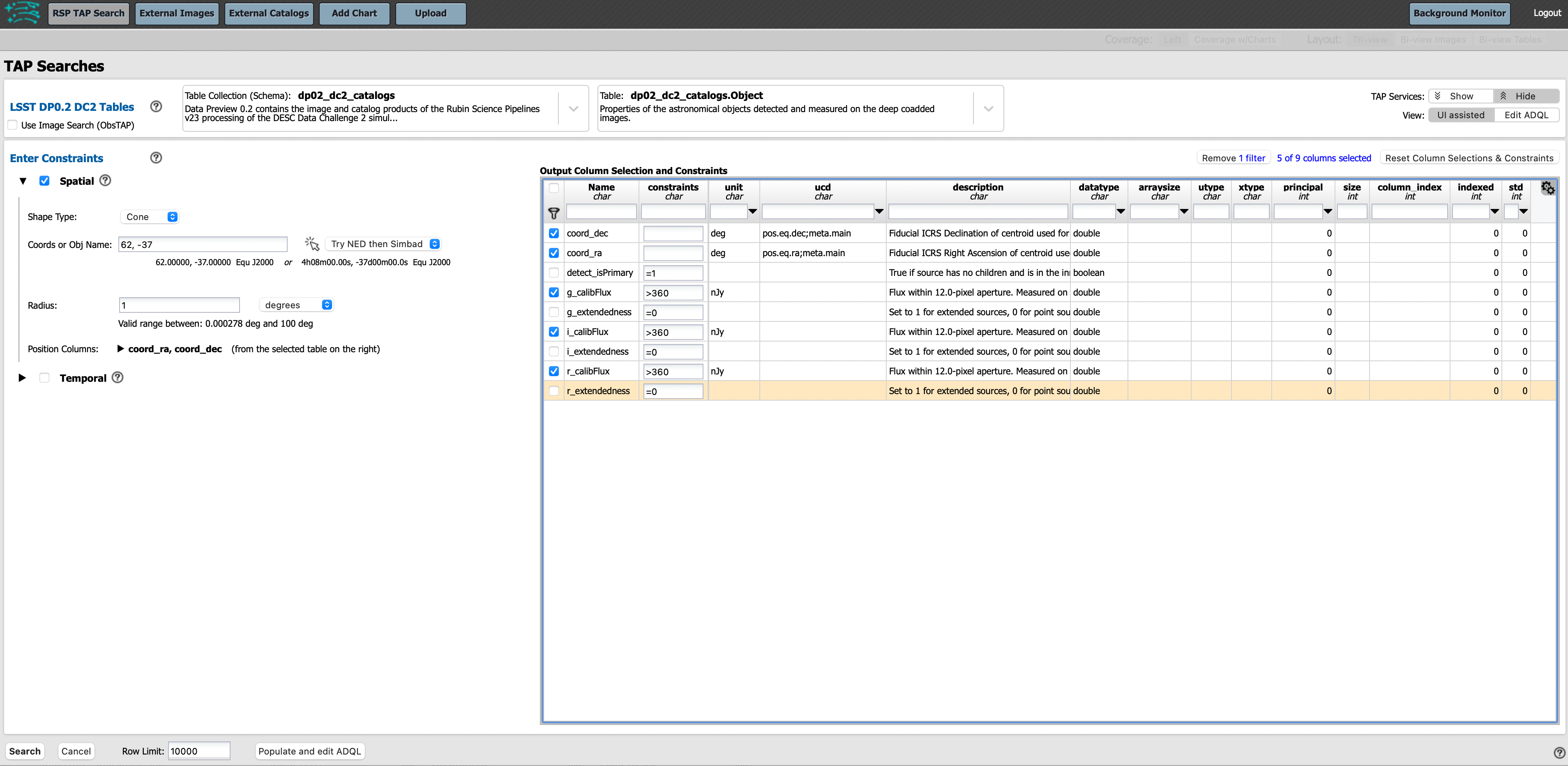 Una captura de pantalla que muestra cómo ingresar criterios de búsqueda en la Faceta Portal. El portal es una forma conveniente de consultar la base de datos de Rubin a través de una interfaz gráfica de usuario sin necesidad de usar Python o *scripts* en la línea de comandos. Cada fila representa una categoría separada que caracteriza los criterios de búsqueda TAP a utilizar, incluyendo: el servicio TAP; el tipo de consulta; la colección de tablas y la tabla específica a utilizar, así como las restricciones a emplear para la consulta. La búsqueda en el portal se puede realizar presionando el botón de búsqueda en la esquina inferior izquierda.